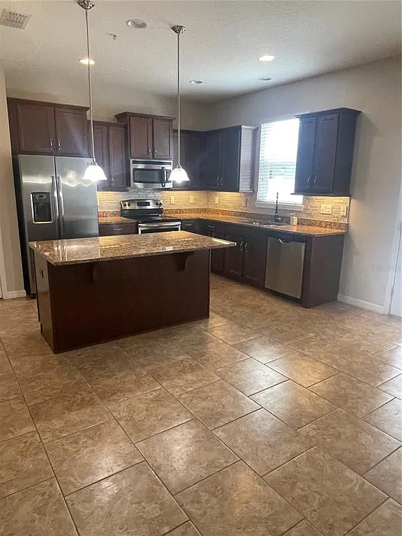 3 bed, 2.5 bath, 1910 sqft, $2,150 — Photo 4