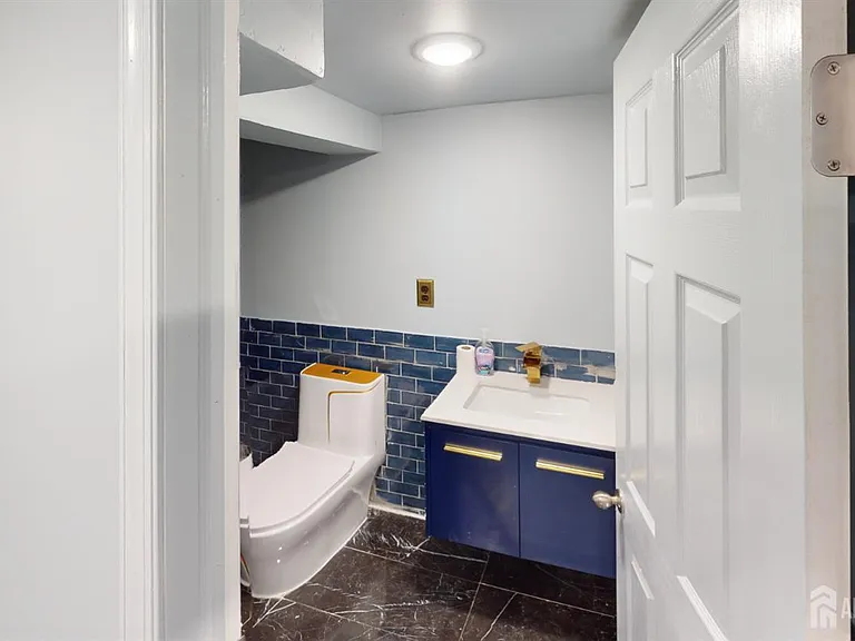 22 Wilson Ave — Photo 35