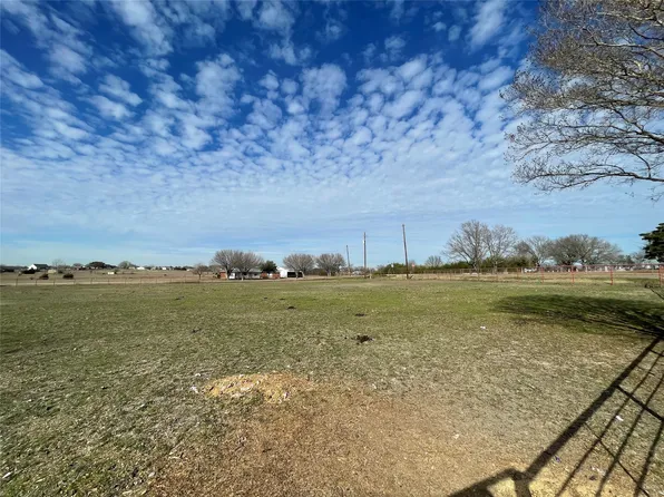 301 Blue Ribbon Rd, Waxahachie, TX 75165