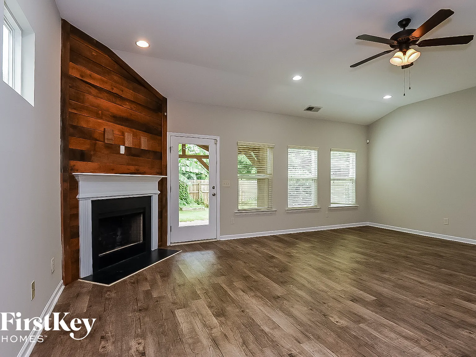 3 bed, 2.0 bath, 1818 sqft, $2,420 — Photo 2