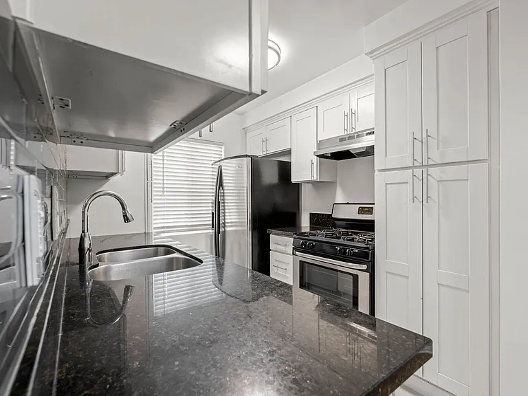 607 N Flores St #2 — Photo 2