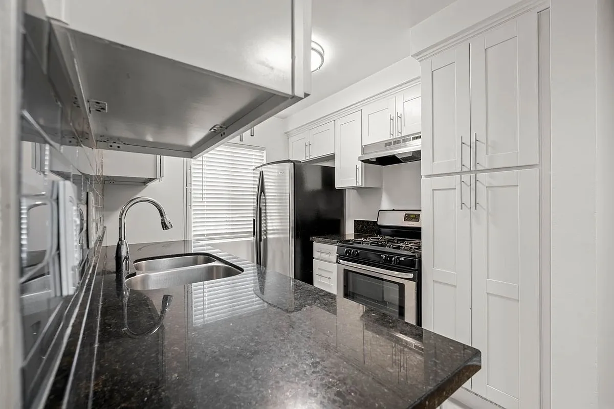 Building Photo - 607 N Flores St #2