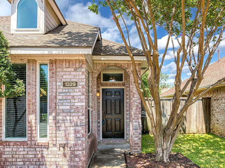 1329 Maywood Ct — Photo 2