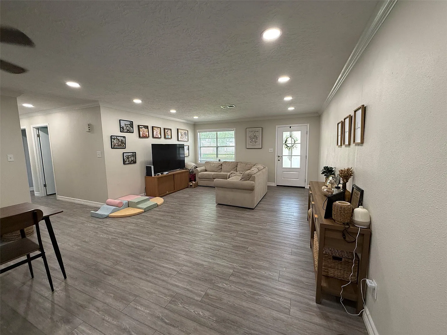 3 bed, 2.0 bath, 1404 sqft, $1,860 — Photo 4