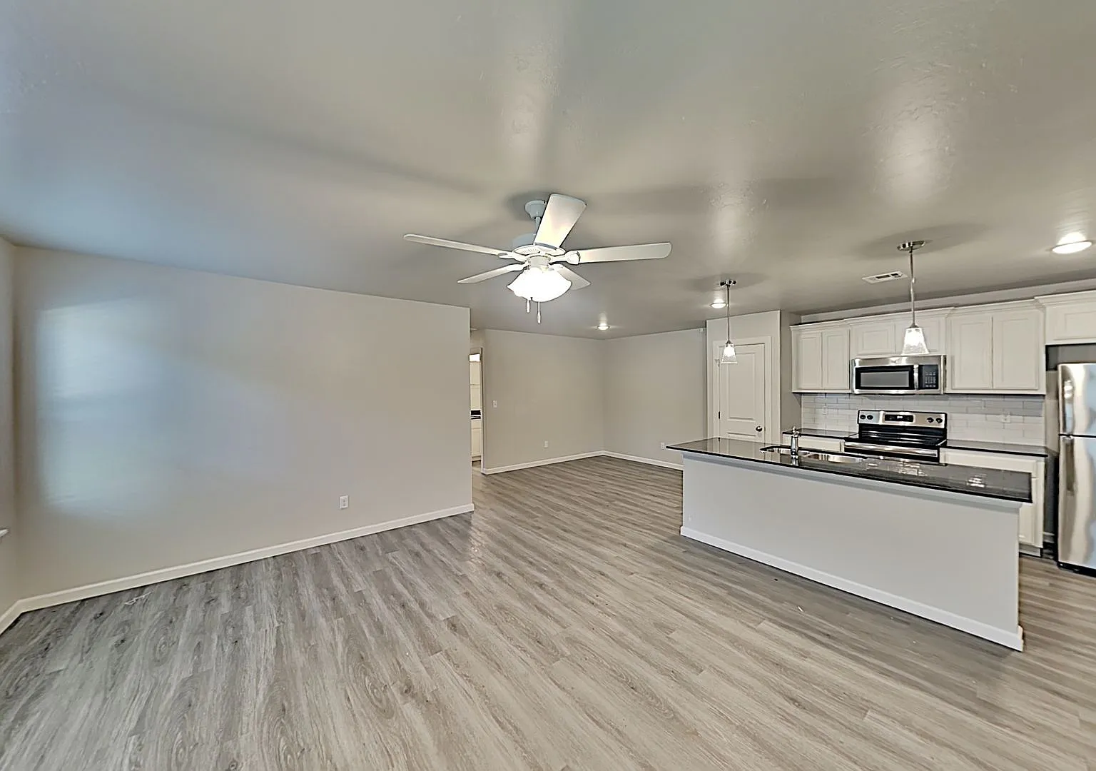 3 Bedroom, 2 Bathroom, 2 Car Duplex in Great location close to the Broadway Extension and 8 minut... — Photo 3