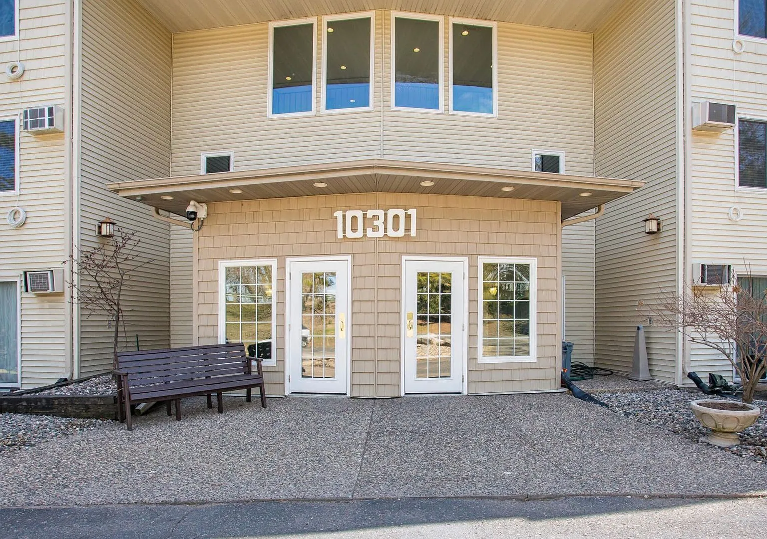 Updated 2bd/1ba Condo w/ Pool & Heated Parking! — Photo 1