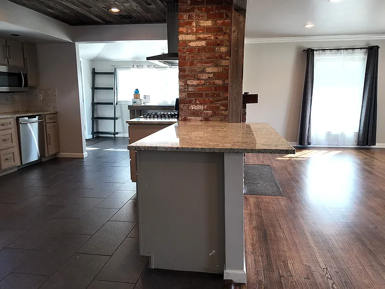 1251 E 31st Ct — Photo 17