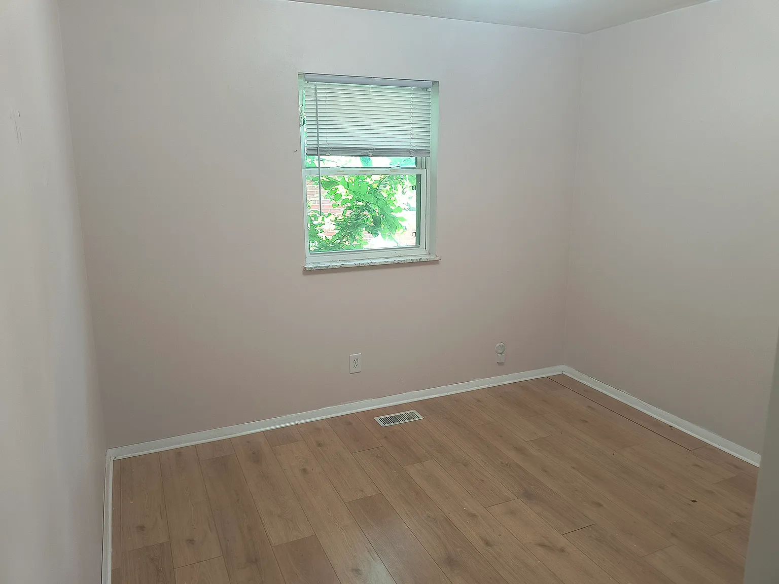 838 Stanley Ave — Photo 4