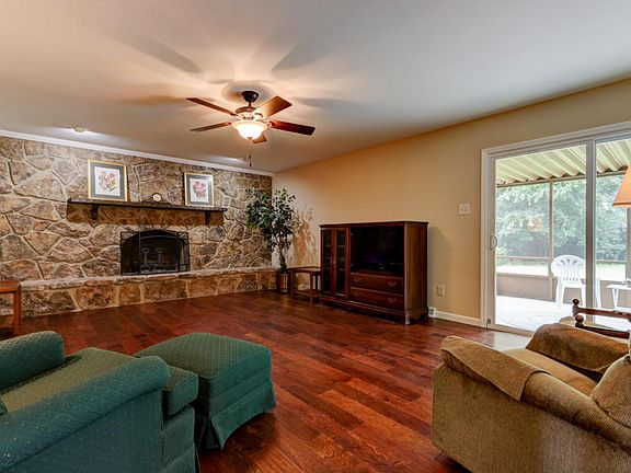 2nd image of 501 Villa Crest Dr