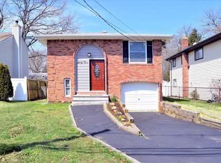 61 1st St, Ronkonkoma, NY 11779