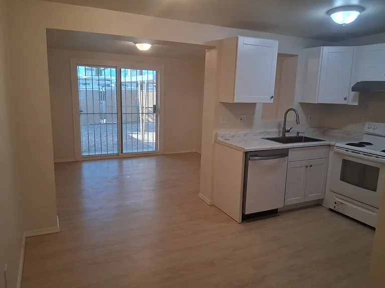 4929 S Cherry Ave — Photo 6