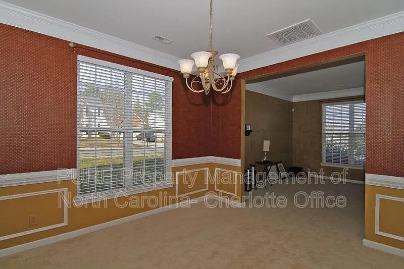 5 bed, 2.5 bath, 2600 sqft, $2,699 — Photo 4