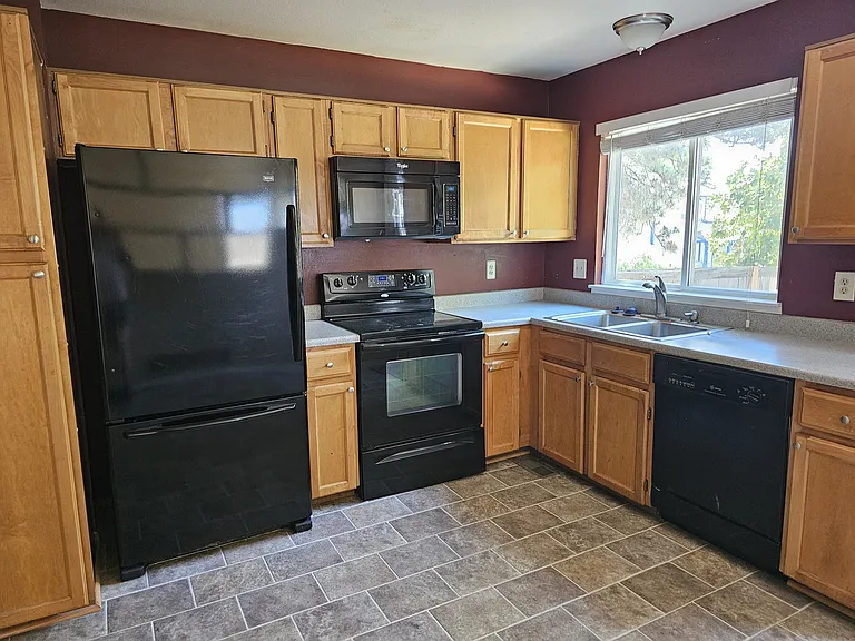 526 Longfellow Ln — Photo 3