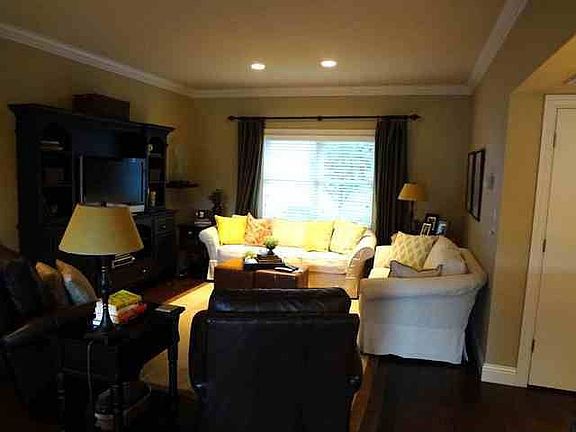 5th image of 909 S Greystone St