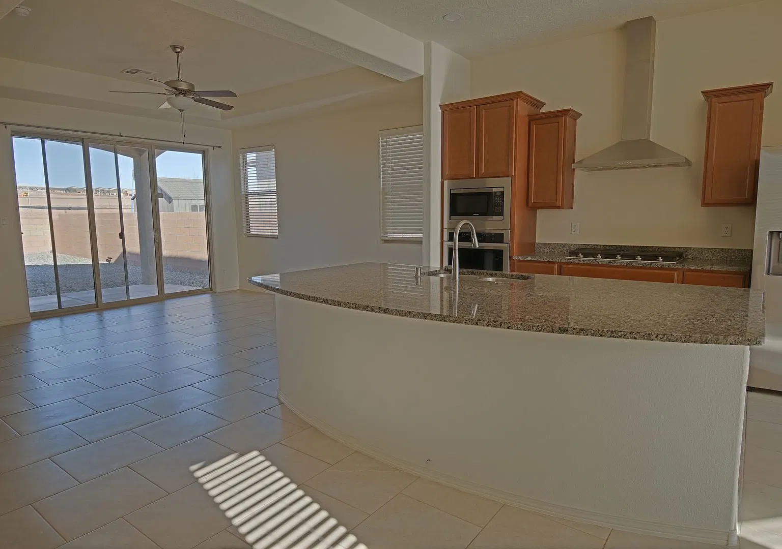 Great 3 Bedroom 2 Bath 2 Car Garage ! — Photo 4