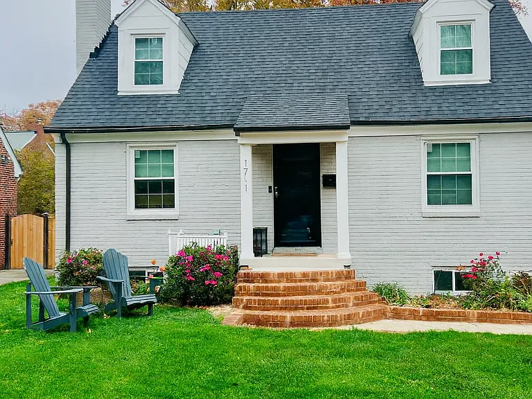1711 Oakcrest Dr — Photo 1