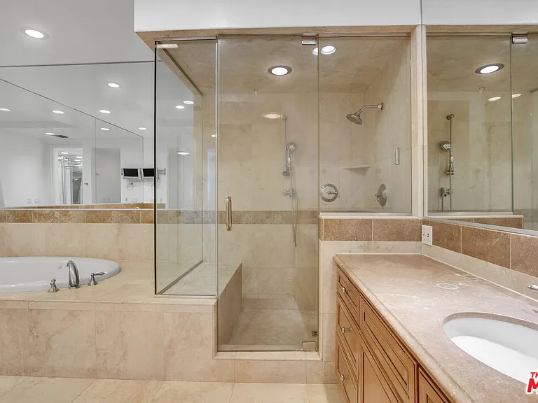 132 S Maple Dr #201 — Photo 22