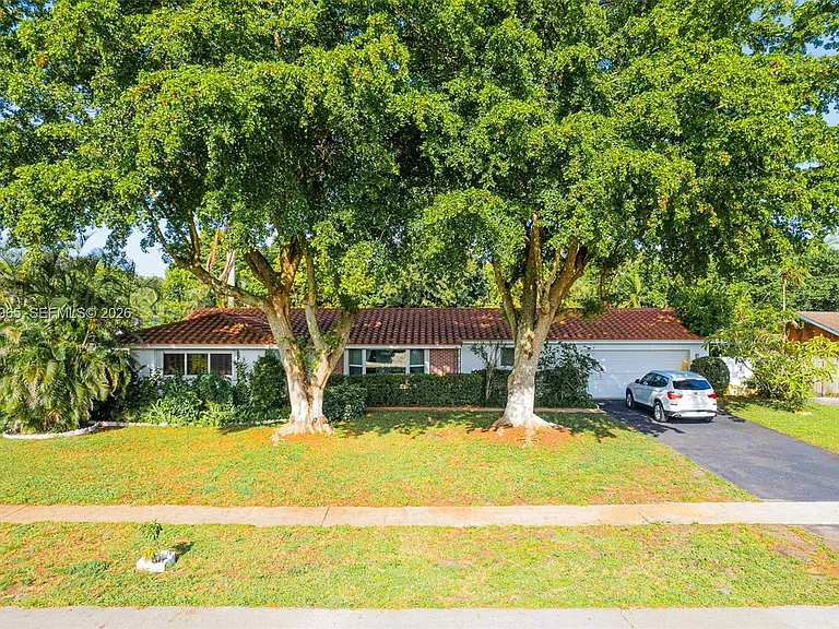 740 Ridgewood Ln — Photo 25