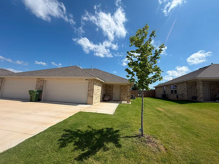 1104 Ashton Ln — Photo 16