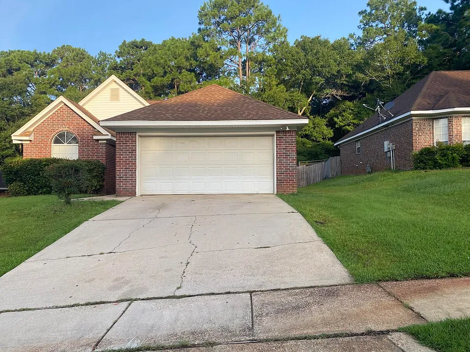 812 Willow Pointe Dr E