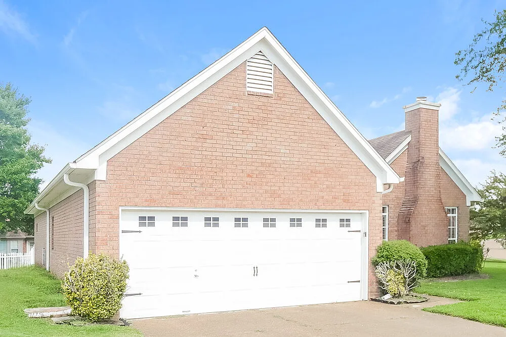 3 bed, 2.0 bath, 1900 sqft, $2,055 — Photo 3
