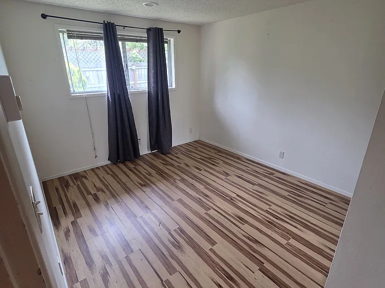3945 Oak St — Photo 9