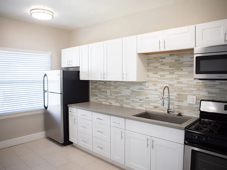 Gorgeous Newly Remodeled One Bedroom and Studios — Photo 11