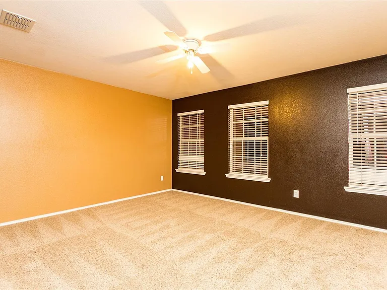 1305 Auburn Dr — Photo 2
