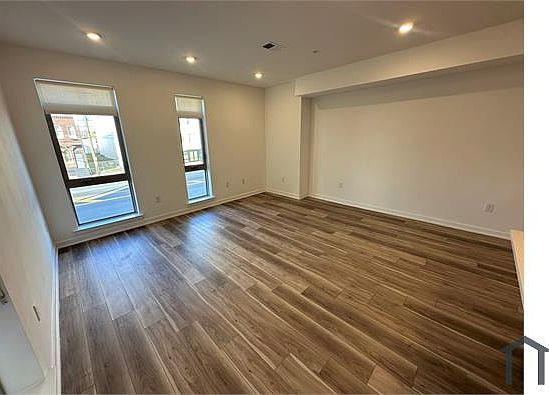 4th image of 2033 E Lehigh Ave Unit 33B