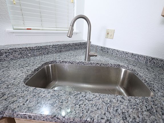 5th image of 577 N West Capitol St #B