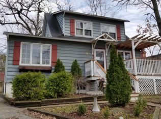 553 N Ravine Dr, Round Lake Park, IL 60073