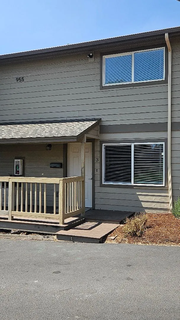 Newly Remodeled 2 Story Unit in Prineville — Photo 3