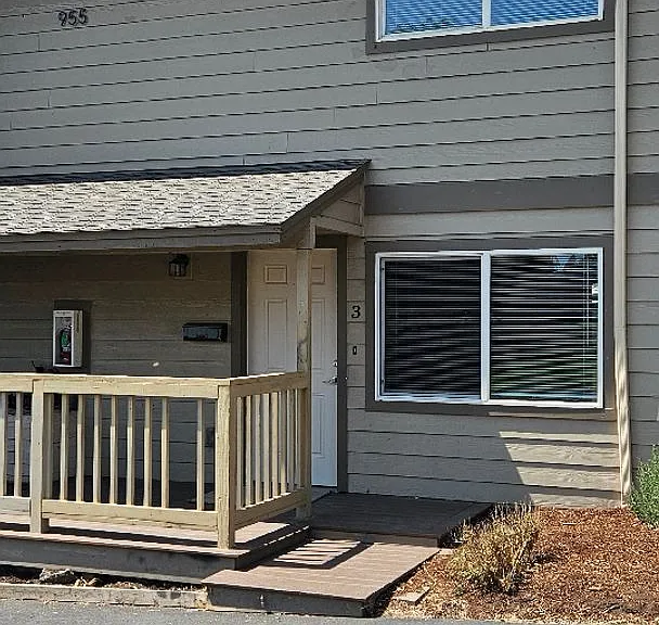 955 NE Elm St #3 — Photo 3