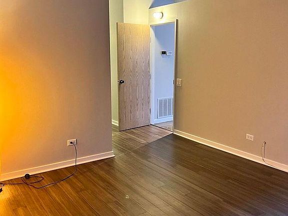 3rd image of 939 W Huron St Unit 207