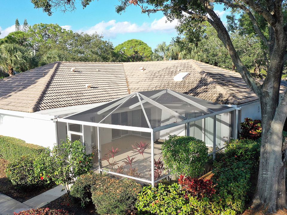 Beautiful villa with private outdoor screened lanai