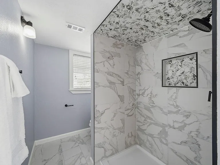741 E 9th St — Photo 21