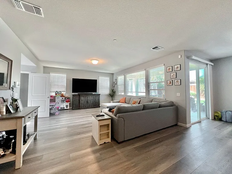 264 Blenheim Ct — Photo 6