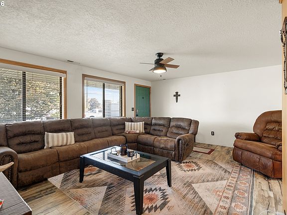 3rd image of 860 E Tamarack Ave