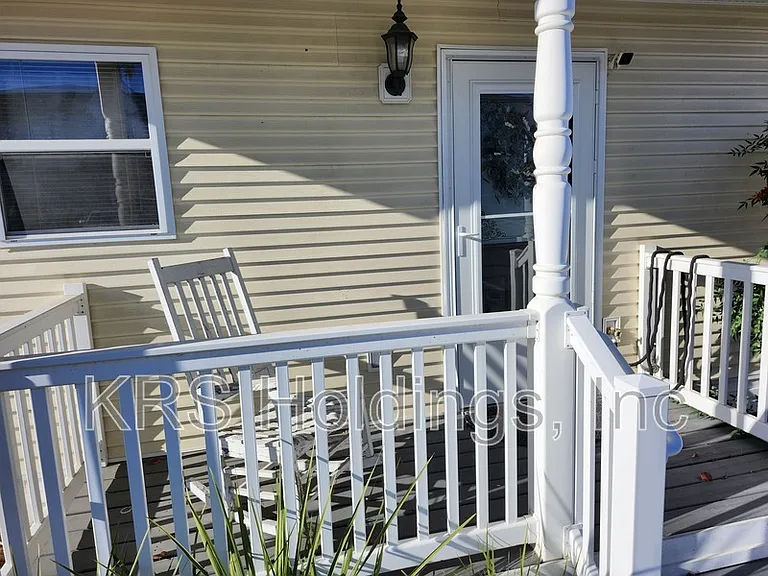 1210 Victorian Village Dr — Photo 2