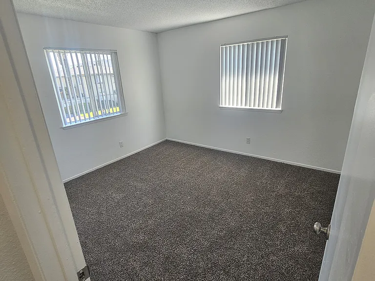Riverglen Apartments — Photo 7