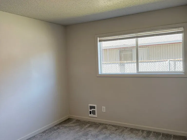 Willow Lake Apartments — Photo 11