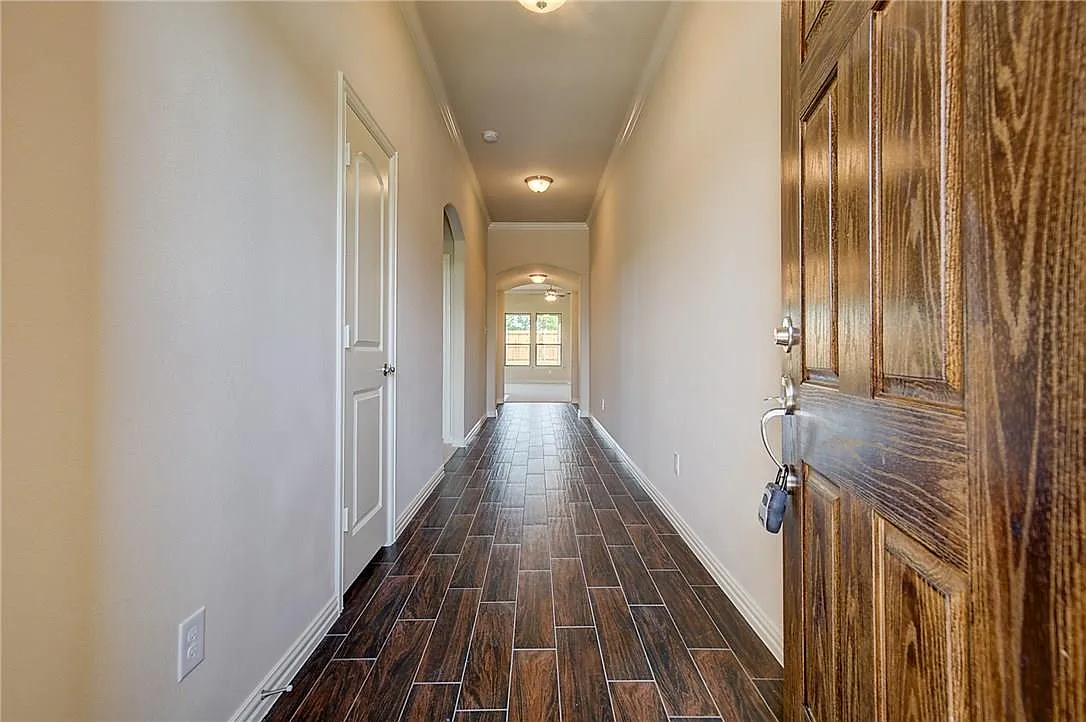 3 bed, 1740 sqft, $2,195 — Photo 3