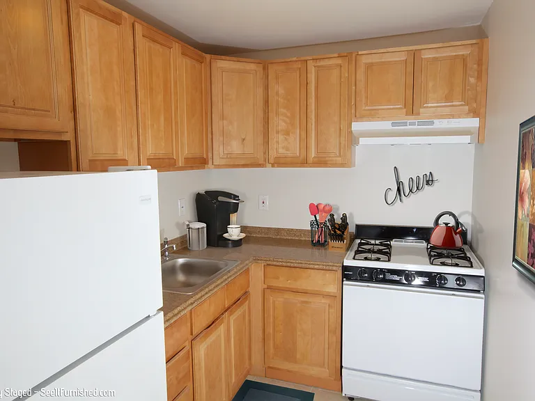 Swan Court Apartments — Photo 14