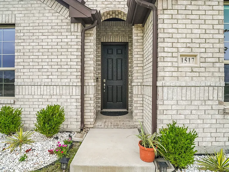 1517 Pegasus Dr — Photo 3