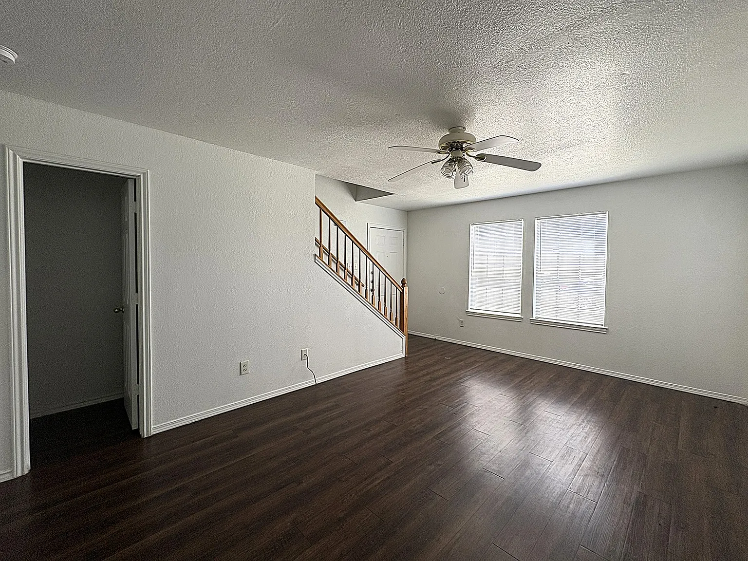 2 bed, 1.5 bath, 882 sqft, $699 — Photo 4