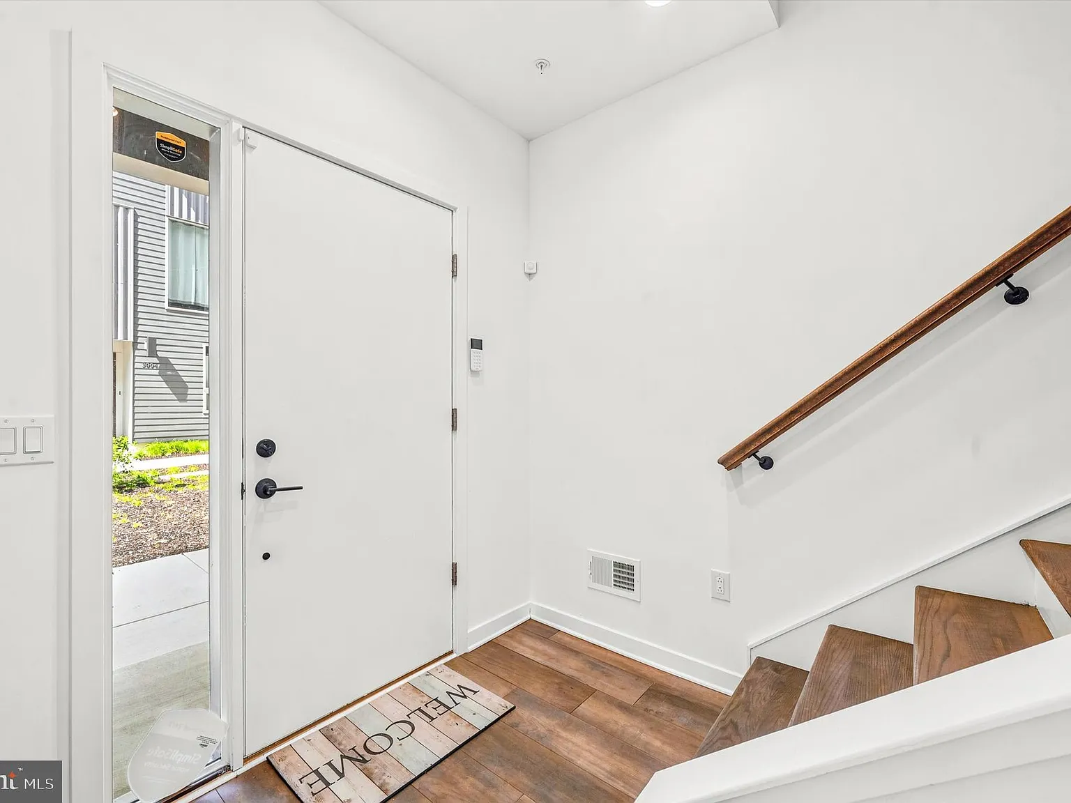 3 bed, 2.5 bath, 2500 sqft, $4,200 — Photo 2