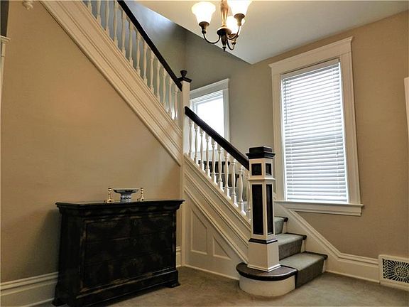 3rd image of 587 College Ave