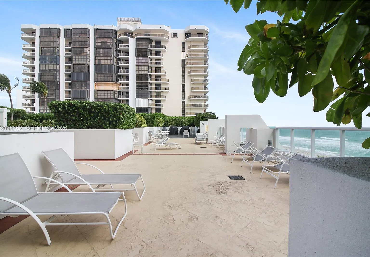 Akoya Condo — Photo 2