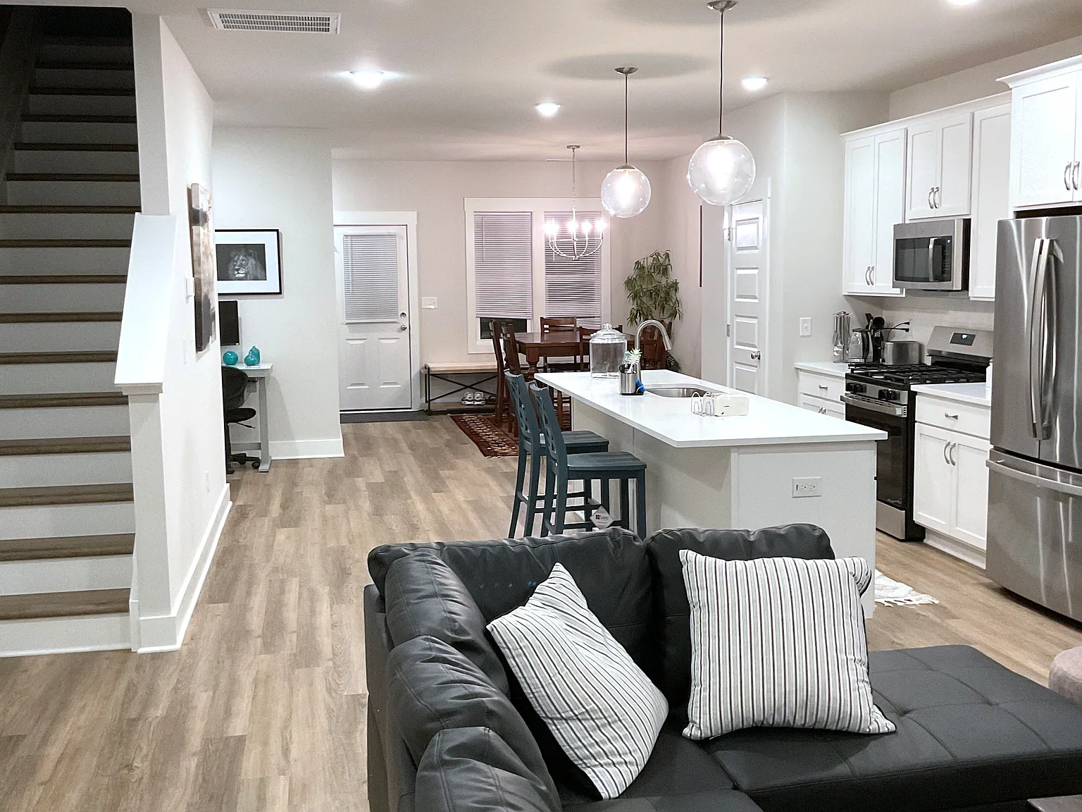 3 bed, 2.5 bath, 1820 sqft, $4,000 — Photo 4