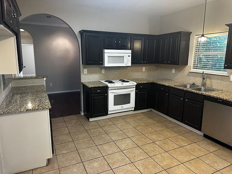 1809 Estates Dr — Photo 7